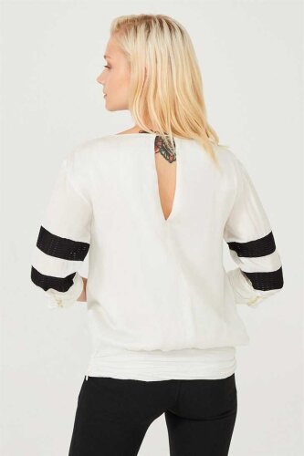 Siyah Şerit Detaylı Kadın Bluz - 7